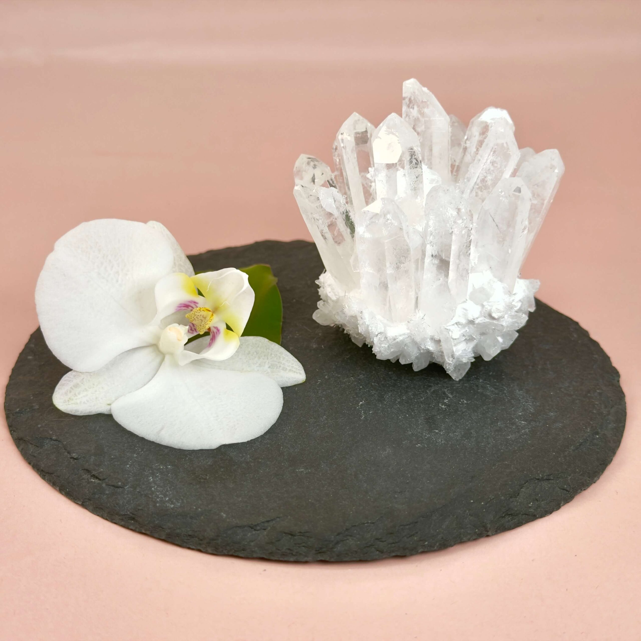 Bjergkrystal Klynge krystal sten på fad på rosa baggrund