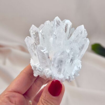 Bjergkrystal Klynge krystal sten i hånd på hvid baggrund
