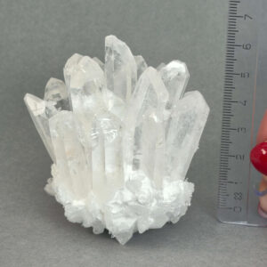 Bjergkrystal Klynge krystal sten med lineal på grå baggrund