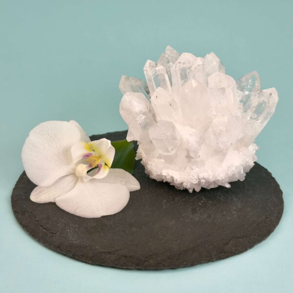 Bjergkrystal Klynge krystal sten på fad på blå baggrund