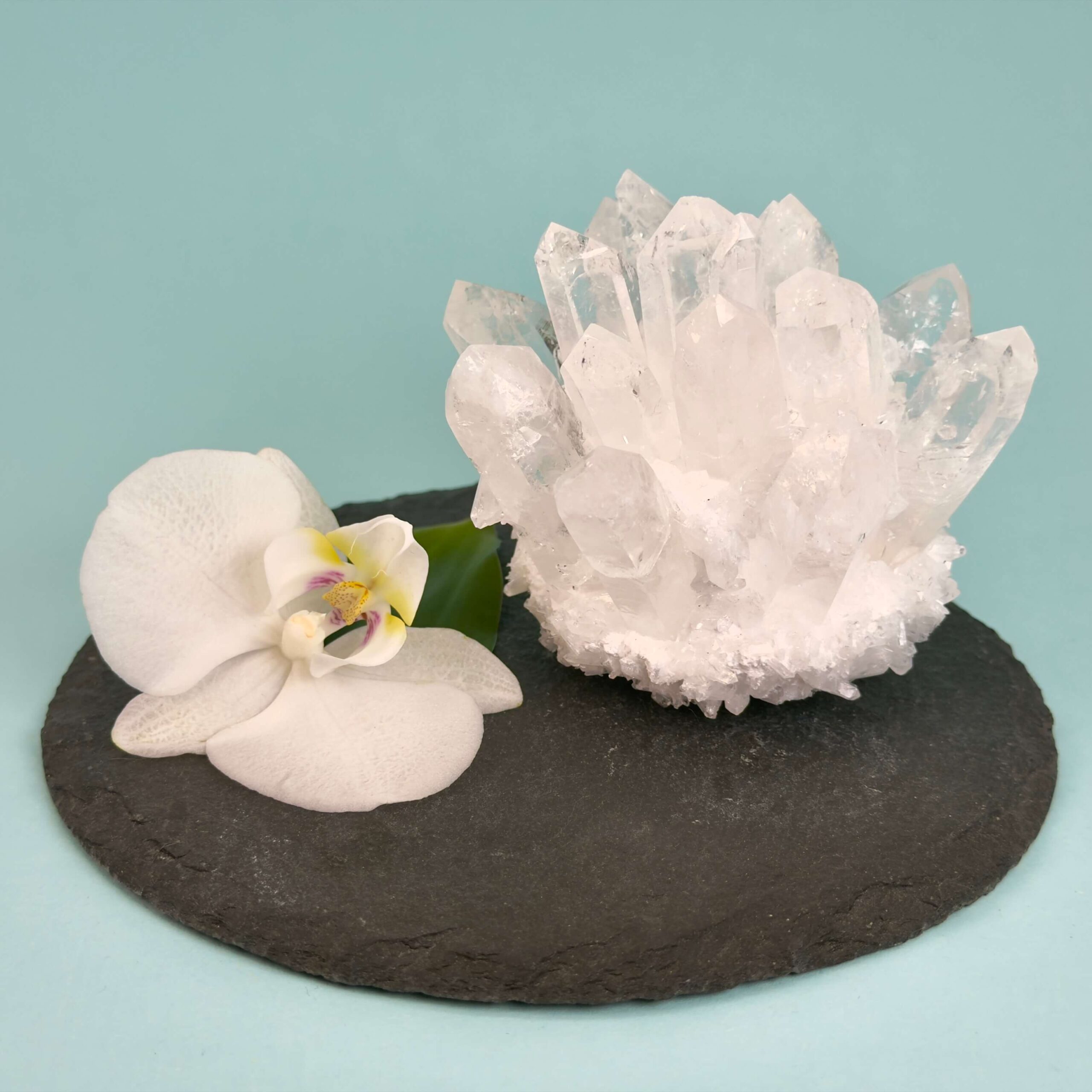 Bjergkrystal Klynge krystal sten på fad på blå baggrund