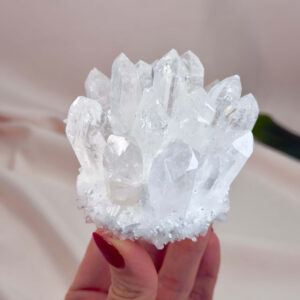 Bjergkrystal Klynge krystal sten i hånd på hvid baggrund