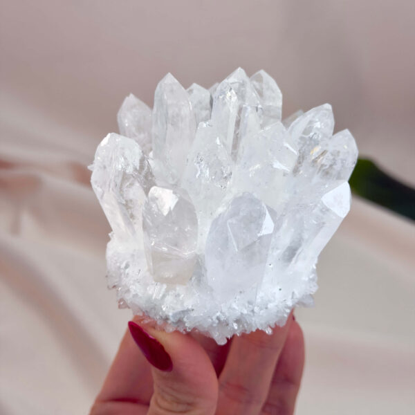 Bjergkrystal Klynge krystal sten i hånd på hvid baggrund