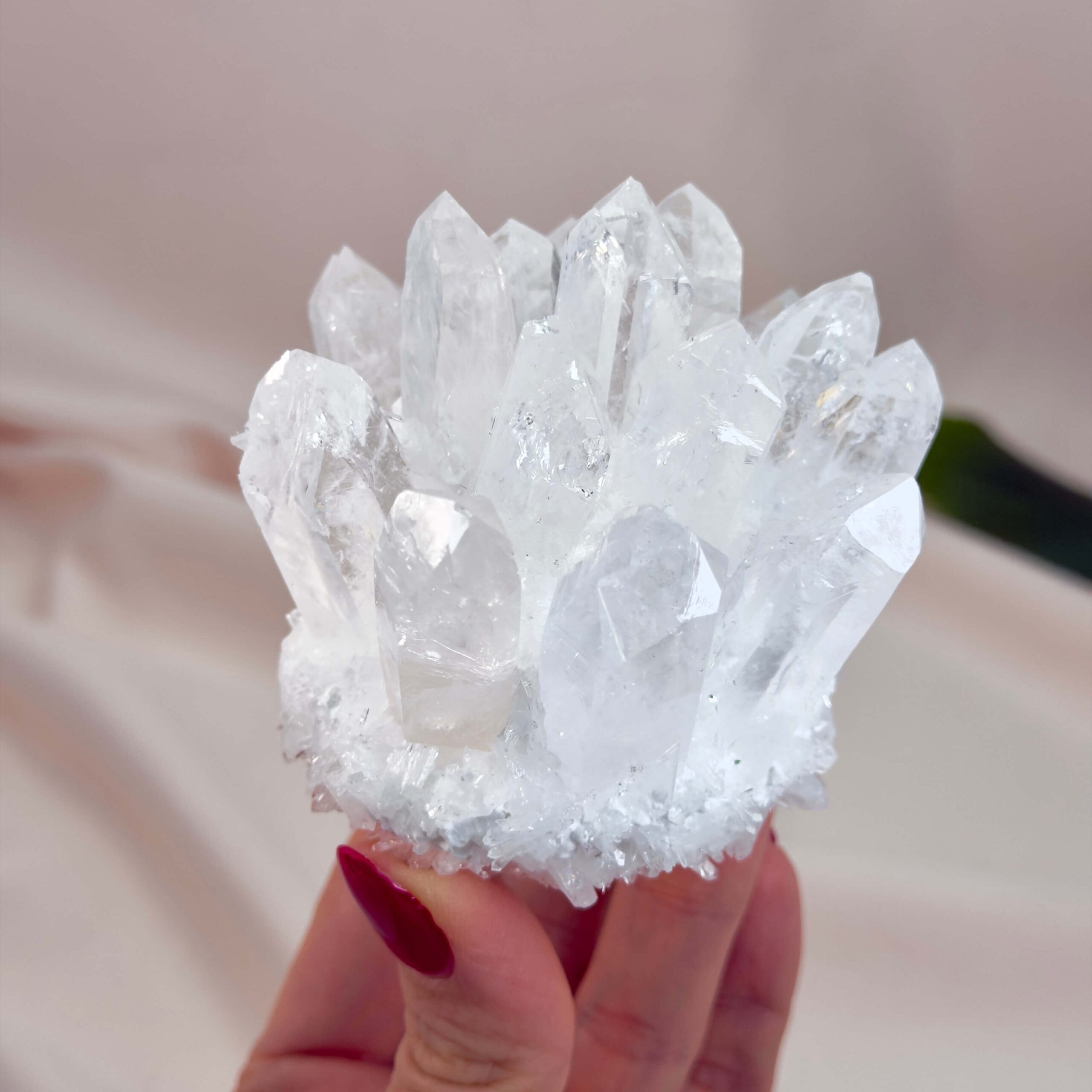 Bjergkrystal Klynge krystal sten i hånd på hvid baggrund