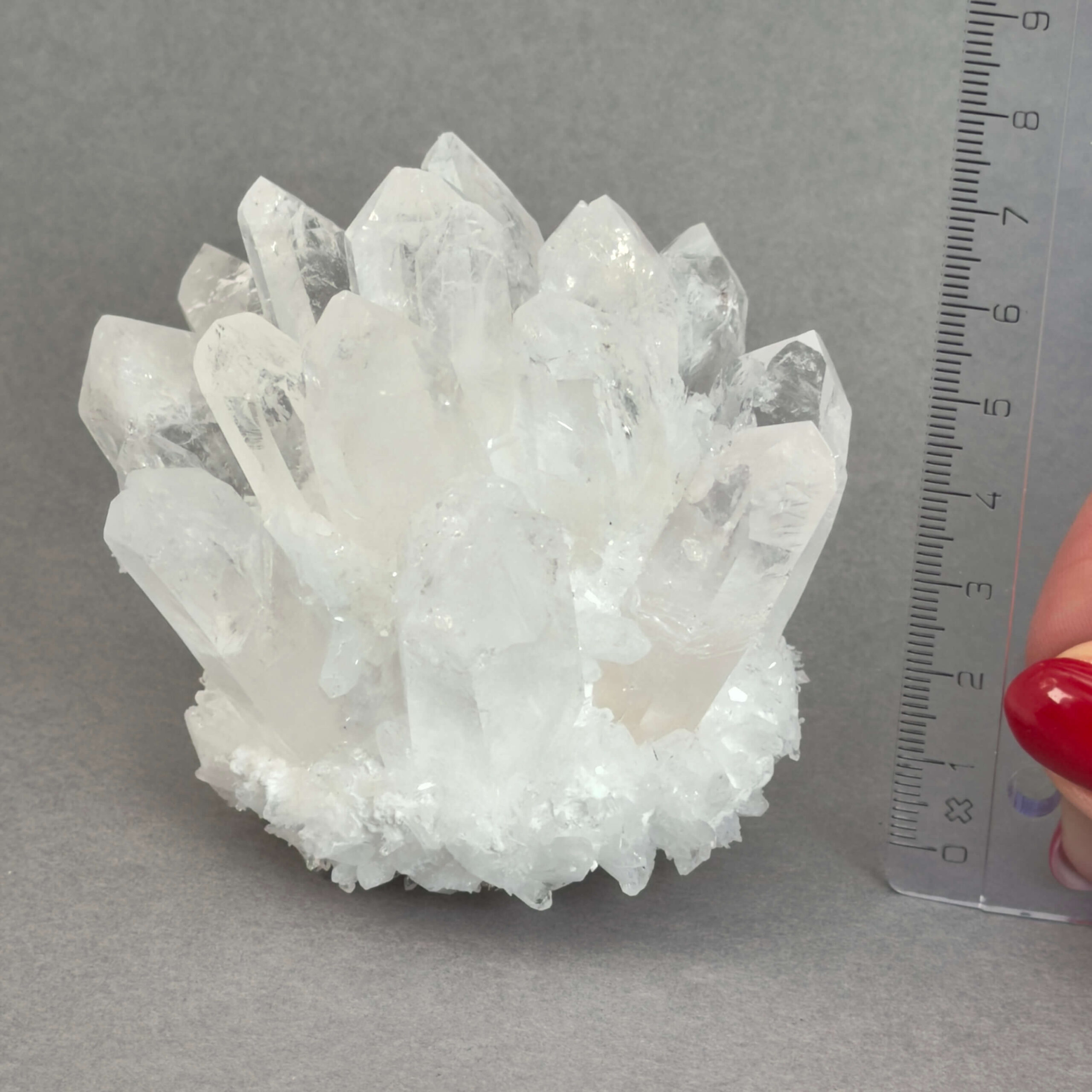 Bjergkrystal Klynge krystal sten med lineal på grå baggrund