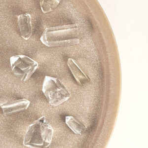 Bjergkrystal Mini Spids krystal sten samling på hvid baggrund