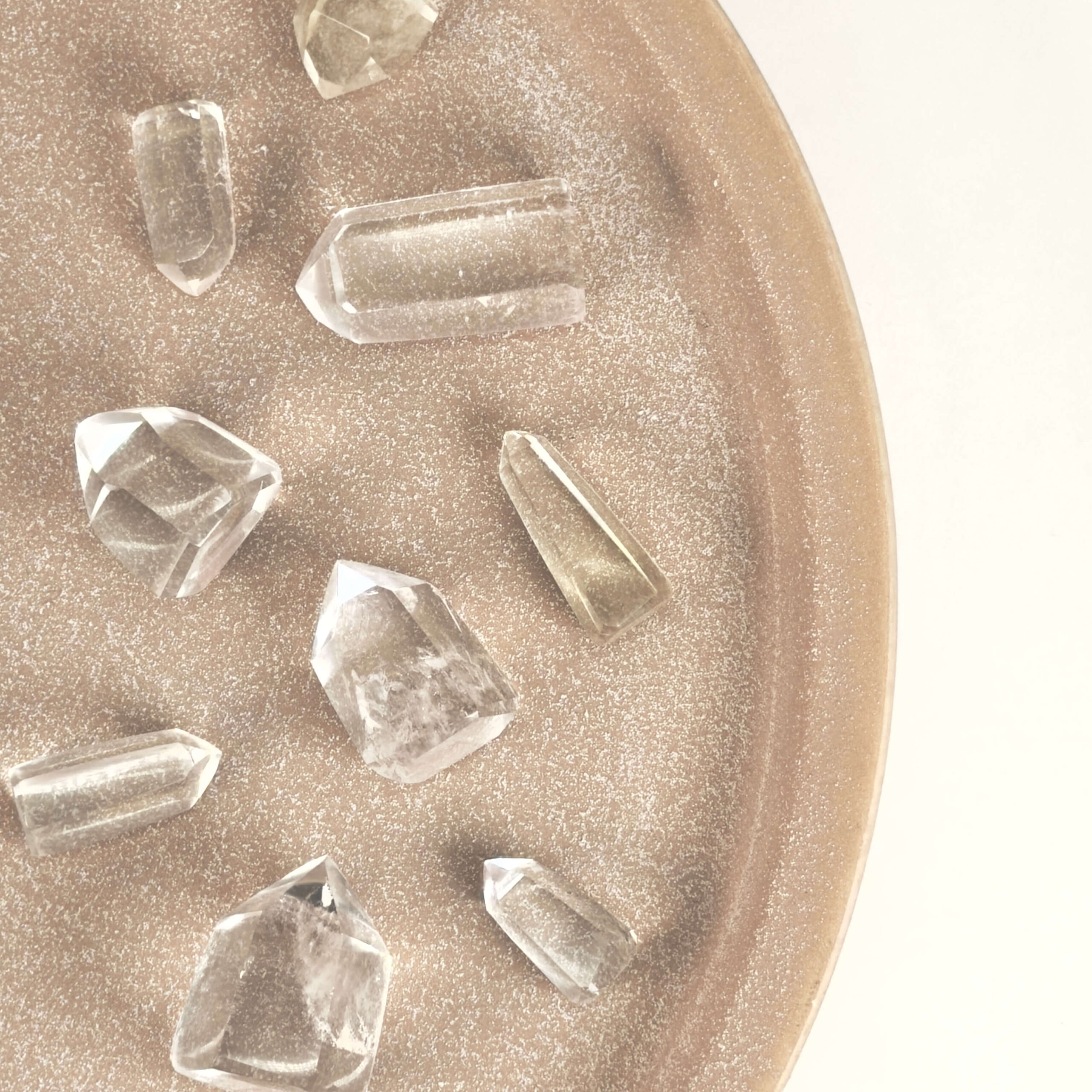 Bjergkrystal Mini Spids krystal sten samling på hvid baggrund