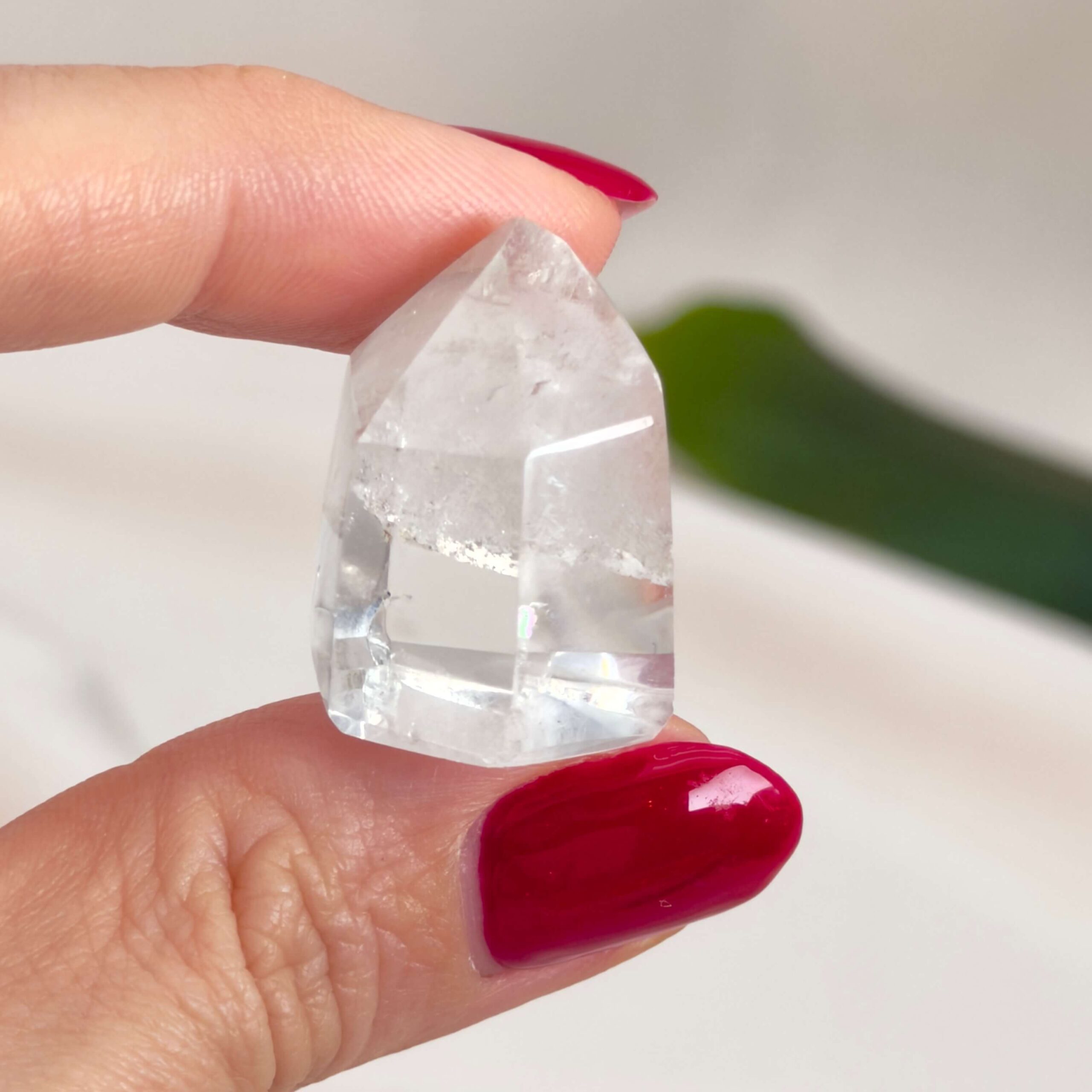 Mini Bjergkrystal Spids krystal sten i hånd på hvid baggrund