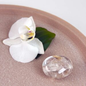 Bjergkrystal Poleret Sten krystal sten på fad på hvid baggrund