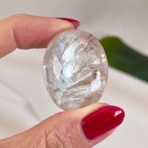 Bjergkrystal Poleret Sten krystal sten i hånd på hvid baggrund