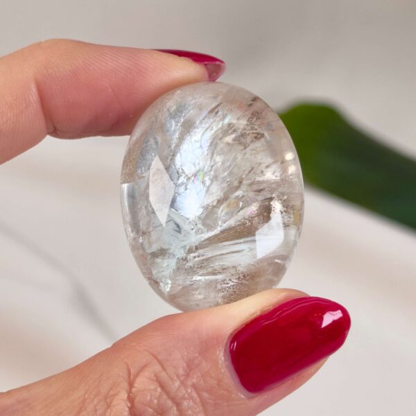 Bjergkrystal Poleret Sten krystal sten i hånd på hvid baggrund