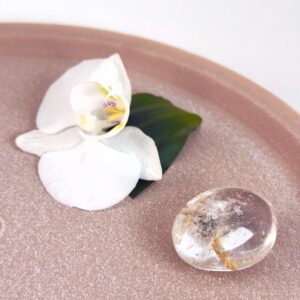 Bjergkrystal Poleret Sten krystal sten på fad på hvid baggrund