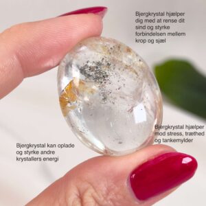 Bjergkrystal Poleret Sten krystal sten i hånd på hvid baggrund med tags