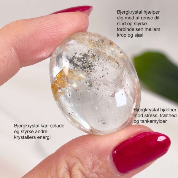 Bjergkrystal Poleret Sten krystal sten i hånd på hvid baggrund med tags