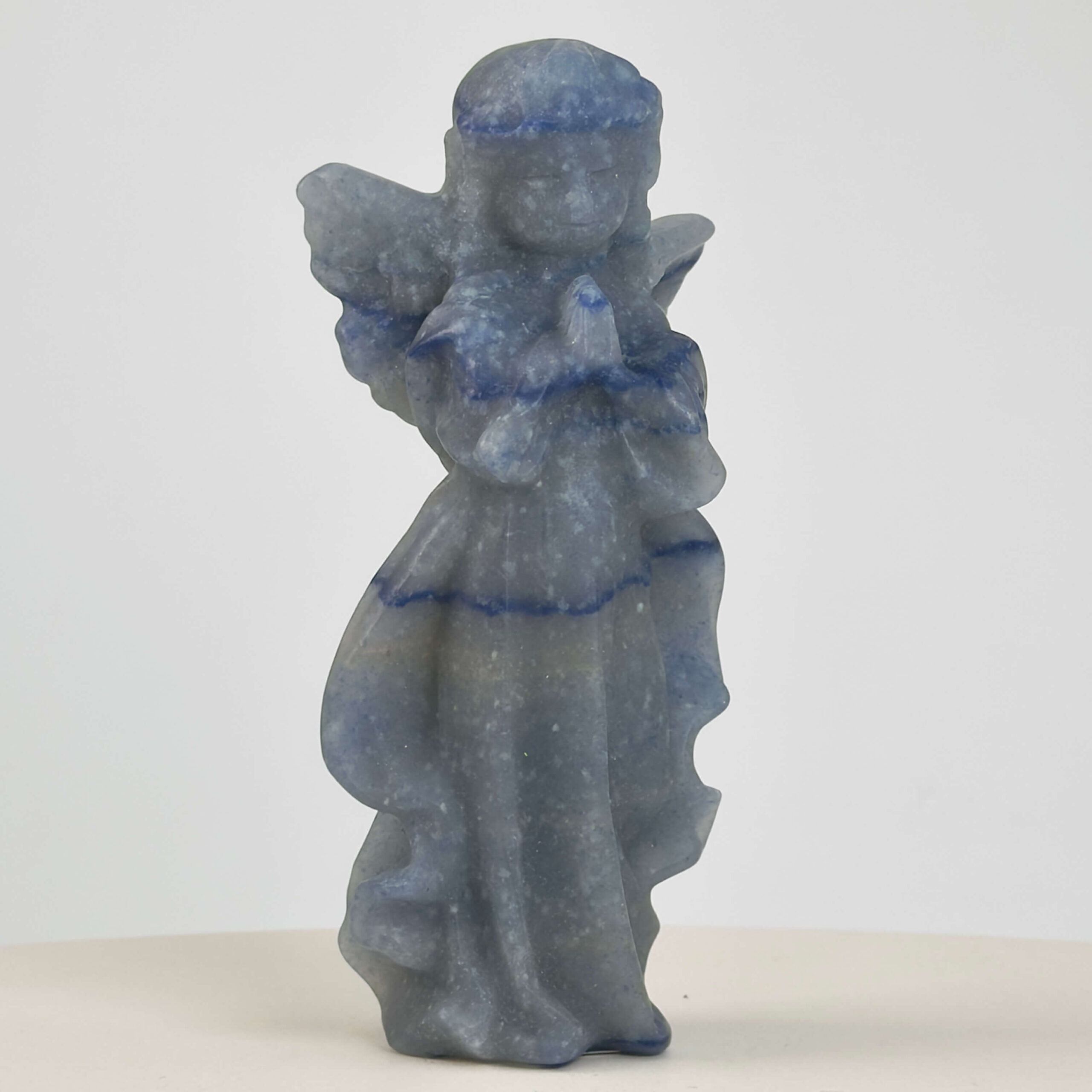 Blå Aventurin Engel figur med blågrøn farve healingkrystal til hals chakra, mental fokus og spirituel beskyttelse gennem klar kommunikation