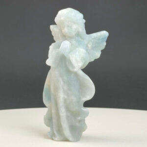 Blå Calsit Engel krystal sten på hvid baggrund