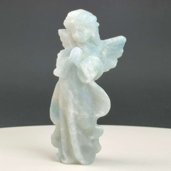 Blå Calsit Engel krystal sten på hvid baggrund