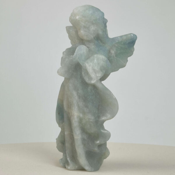 Blå Calsit Engel krystal sten på hvid baggrund