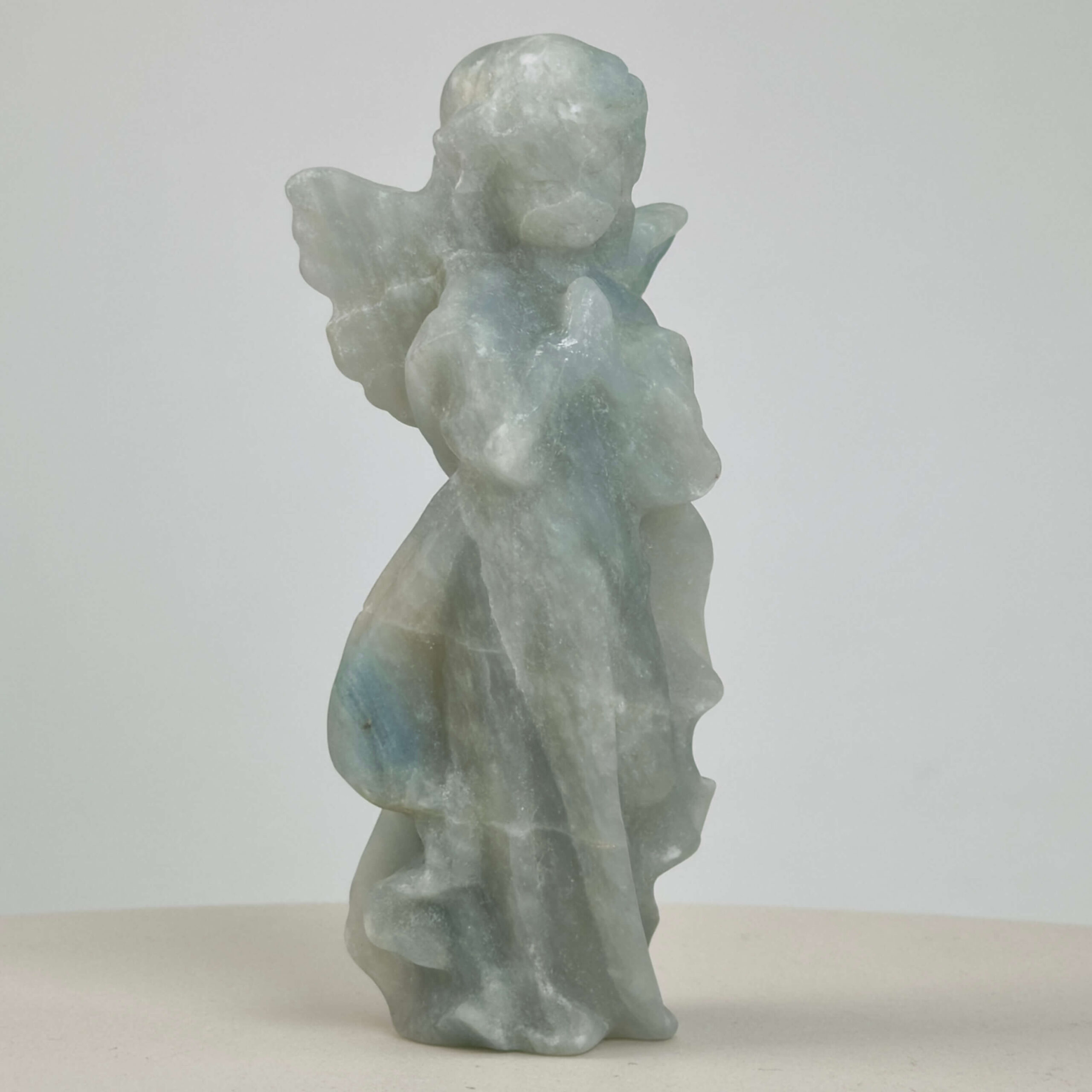 Blå Calsit Engel krystal sten på hvid baggrund