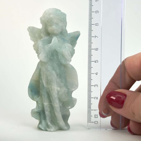 Blå Calsit Engel krystal sten med lineal på hvid baggrund