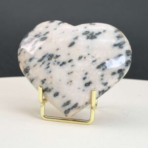 Dalmatiner Jaspis Hjerte Krystal Sten i holder på hvid baggrund