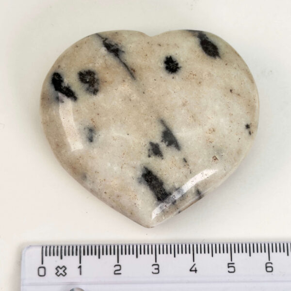 Dalmatiner Jaspis Hjerte Krystal Sten med lineal på hvid baggrund