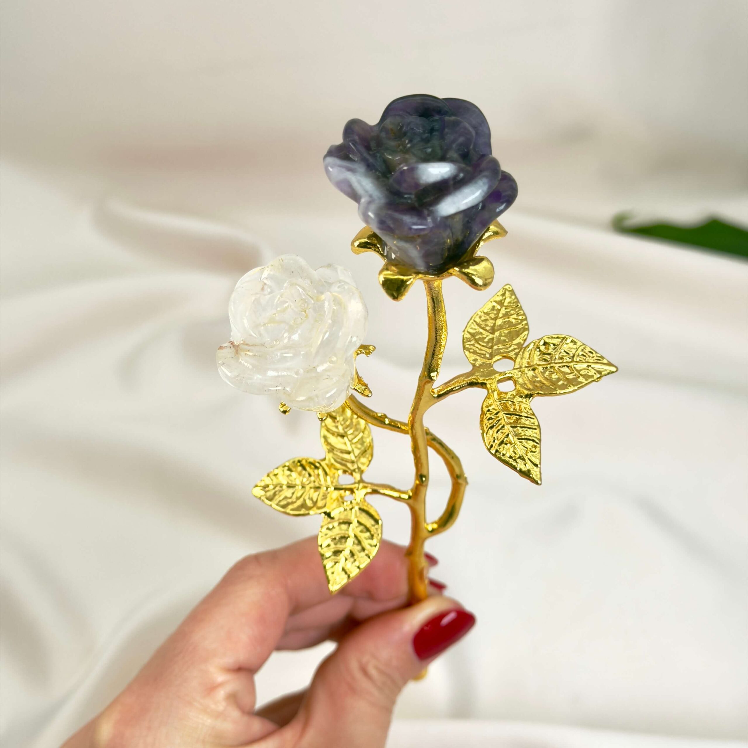 Ametyst og bjergkrystal dobbelt rose styrker intuition og spirituel klarhed, forstærker energien omkring dig og skaber indre balance og harmoni.