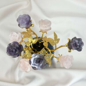 Ametyst og rosakvarts dobbelt rose forener kærlighed og intuition, åbner for blid hjerteenergi og støtter selvkærlighed, ro og følelsesmæssig balance.