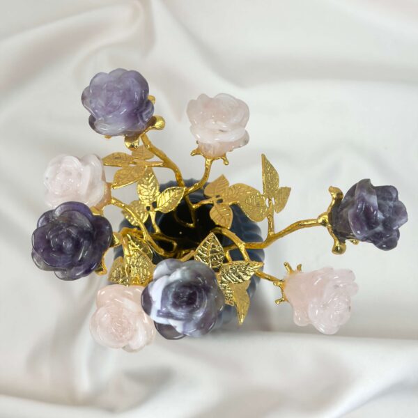 Ametyst og rosakvarts dobbelt rose forener kærlighed og intuition, åbner for blid hjerteenergi og støtter selvkærlighed, ro og følelsesmæssig balance.