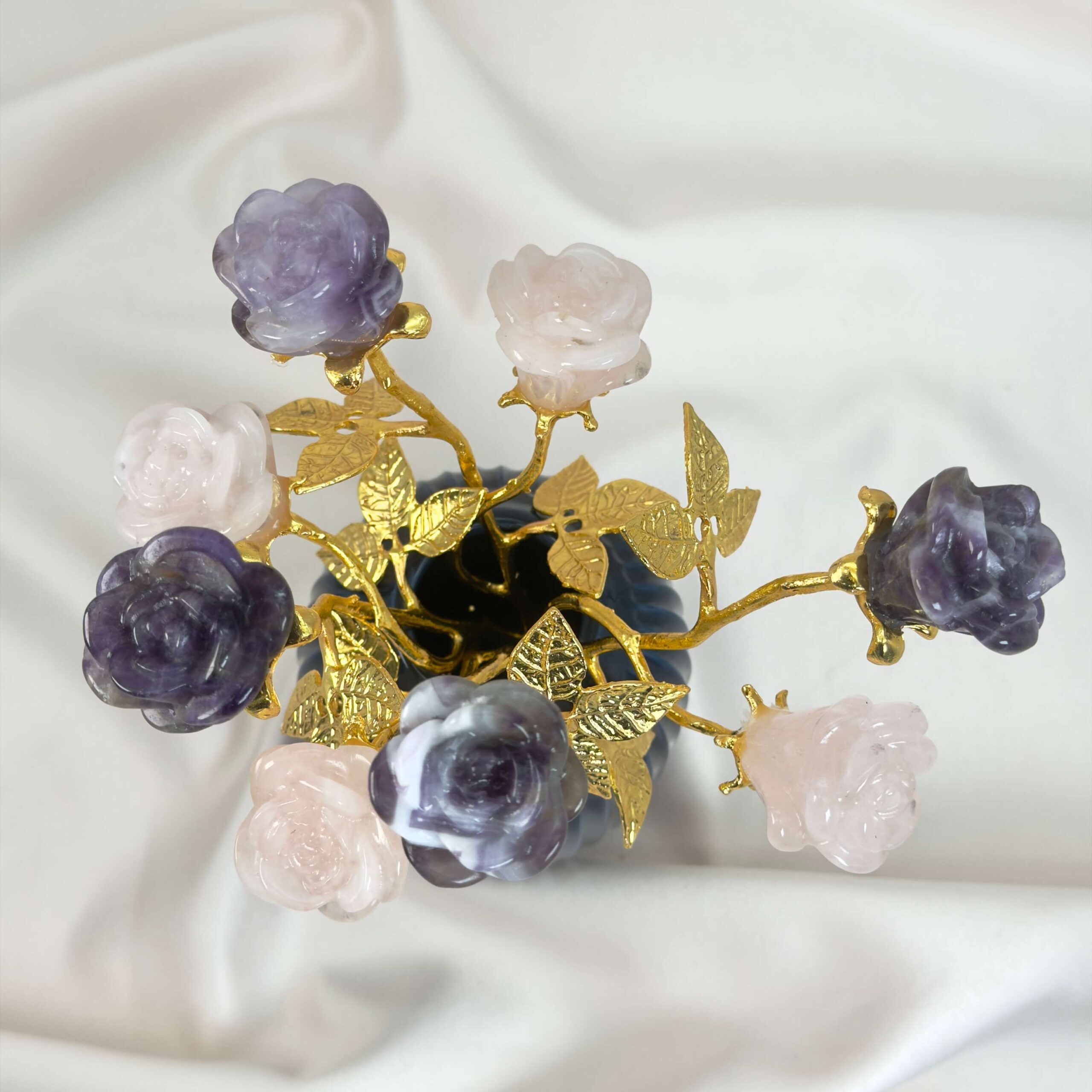 Ametyst og rosakvarts dobbelt rose forener kærlighed og intuition, åbner for blid hjerteenergi og støtter selvkærlighed, ro og følelsesmæssig balance.