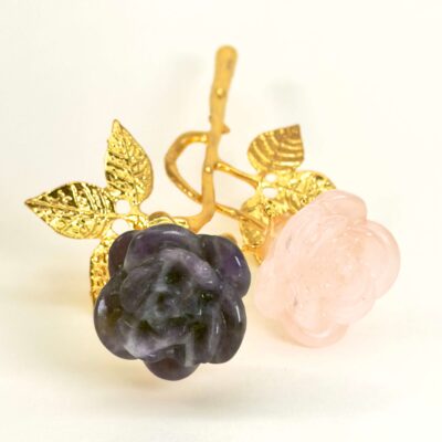 Ametyst og rosakvarts dobbelt rose forener kærlighed og intuition, åbner for blid hjerteenergi og støtter selvkærlighed, ro og følelsesmæssig balance.