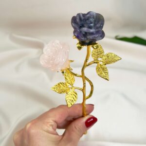 Ametyst og rosakvarts dobbelt rose forener kærlighed og intuition, åbner for blid hjerteenergi og støtter selvkærlighed, ro og følelsesmæssig balance.