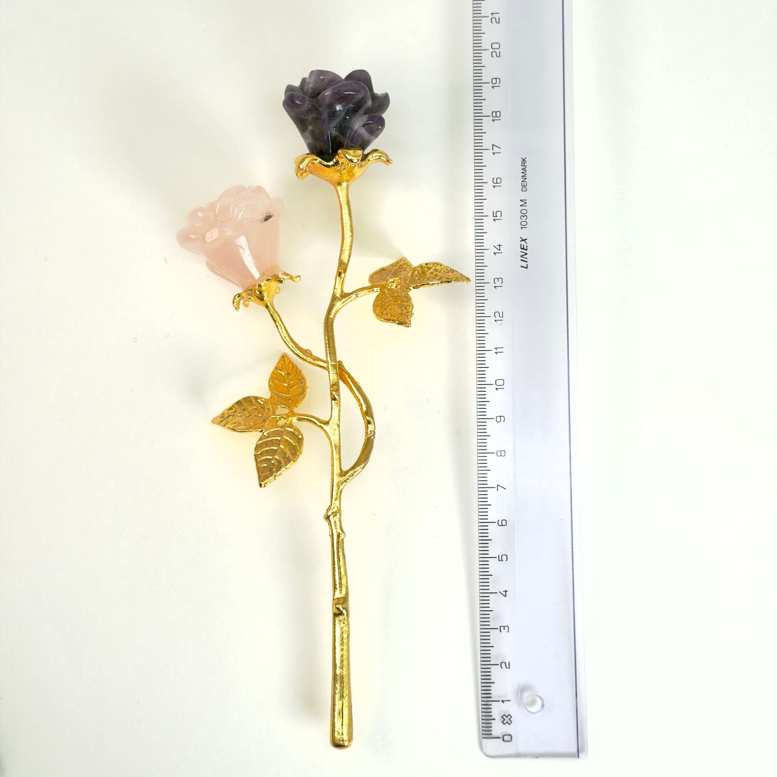 Ametyst og rosakvarts dobbelt rose forener kærlighed og intuition, åbner for blid hjerteenergi og støtter selvkærlighed, ro og følelsesmæssig balance.