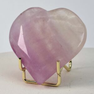 Fluorit Candy Hjerte Krystal Sten med i holder på hvid baggrund