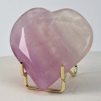 Fluorit Candy Hjerte Krystal Sten med i holder på hvid baggrund