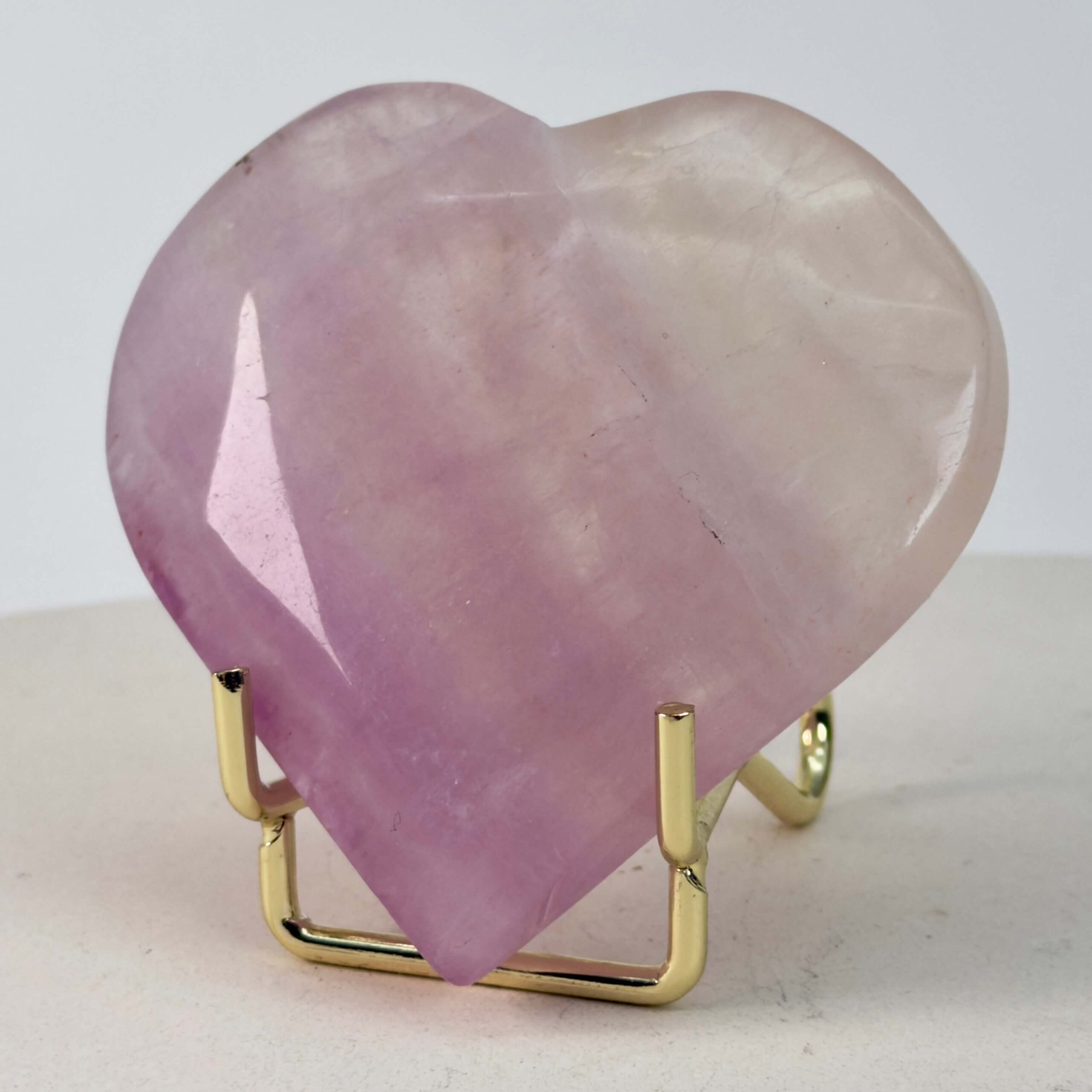 Fluorit Candy Hjerte Krystal Sten med i holder på hvid baggrund