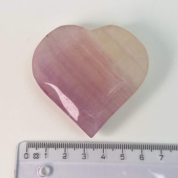 Fluorit Candy Hjerte Krystal Sten med lineal på hvid baggrund