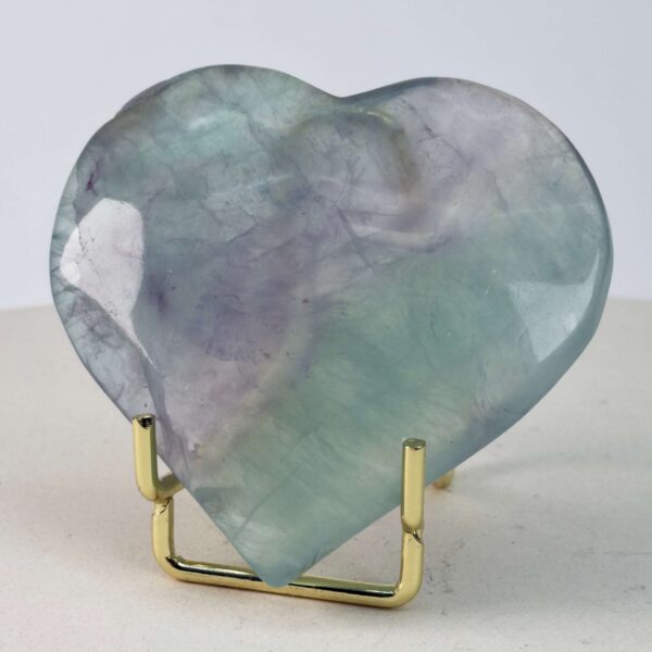 Fluorit Candy Hjerte Krystal Sten med i holder på hvid baggrund