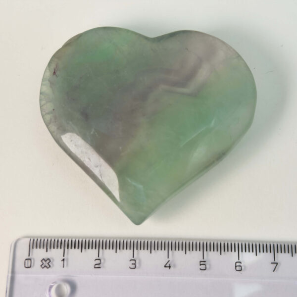 Fluorit Candy Hjerte Krystal Sten med lineal på hvid baggrund