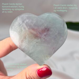 Fluorit Candy Hjerte Krystal Sten i hånd på hvid baggrund med tags