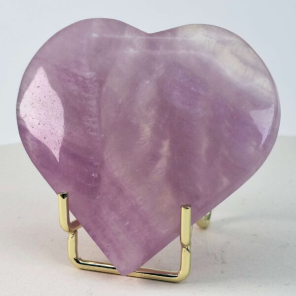 Fluorit Candy Hjerte Krystal Sten med i holder på hvid baggrund