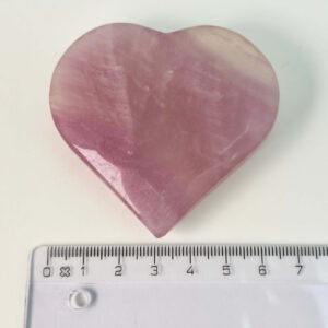 Fluorit Candy Hjerte Krystal Sten med lineal på hvid baggrund