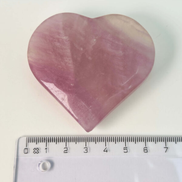 Fluorit Candy Hjerte Krystal Sten med lineal på hvid baggrund