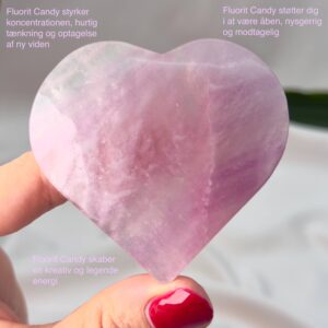 Fluorit Candy Hjerte Krystal Sten i hånd på hvid baggrund med tags