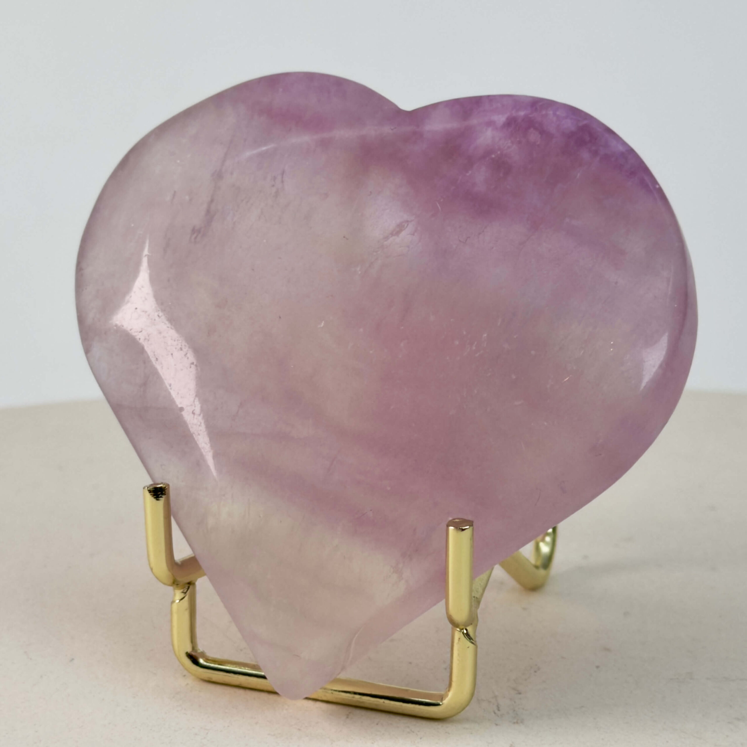 Fluorit Candy Hjerte Krystal Sten med i holder på hvid baggrund