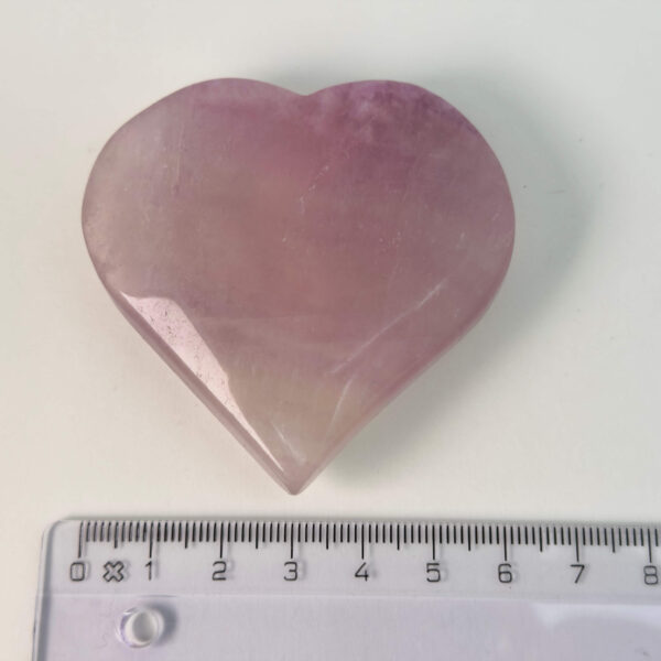 Fluorit Candy Hjerte Krystal Sten med lineal på hvid baggrund