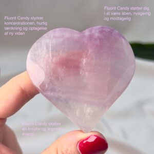 Fluorit Candy Hjerte Krystal Sten i hånd på hvid baggrund med tags