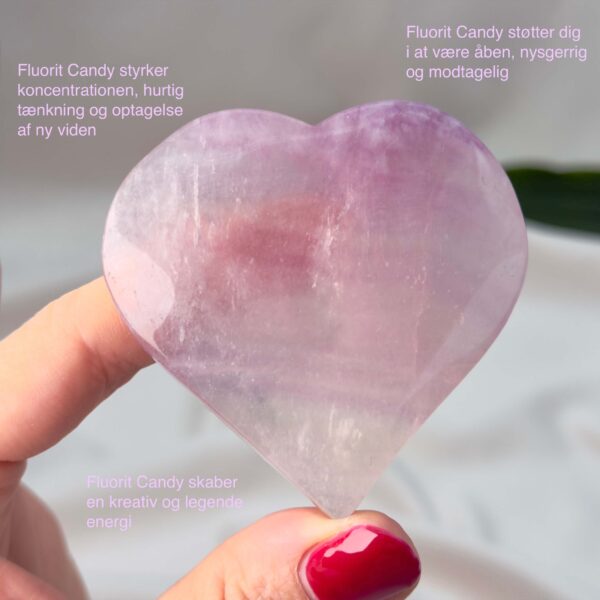 Fluorit Candy Hjerte Krystal Sten i hånd på hvid baggrund med tags