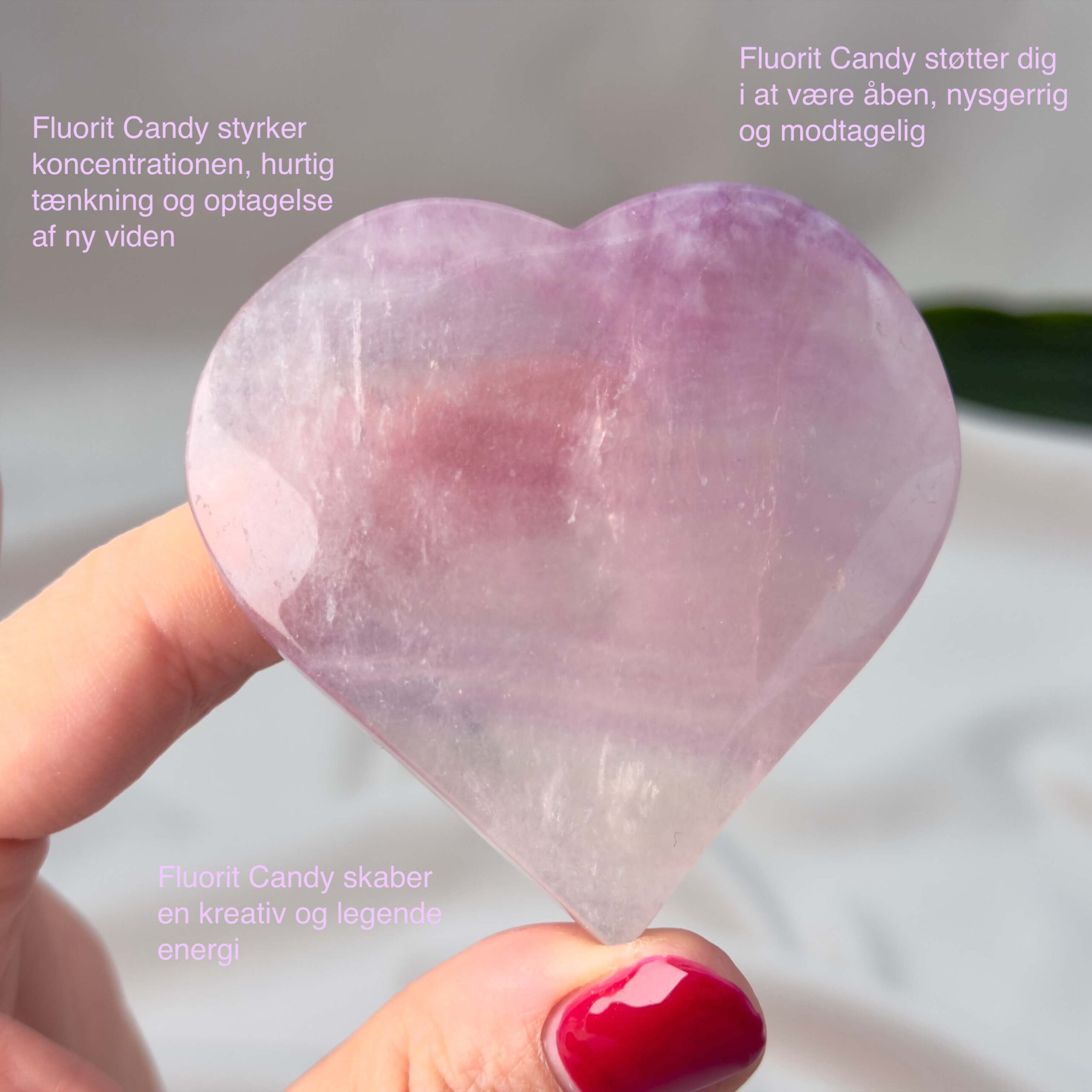 Fluorit Candy Hjerte Krystal Sten i hånd på hvid baggrund med tags