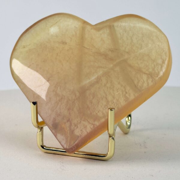 Fluorit Candy Hjerte Krystal Sten med i holder på hvid baggrund